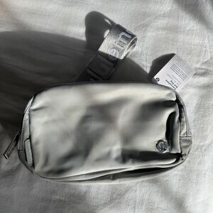 🆕 Lululemon Everywhere Belt Bag - Silver Drop